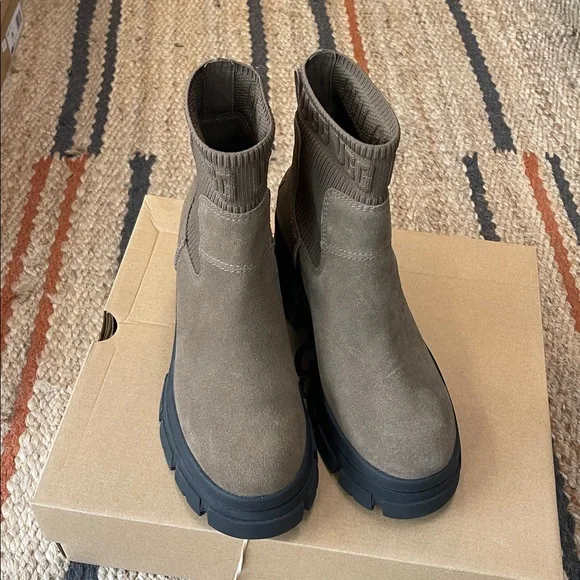 UGG Brooklyn Chunky Heel Boots - Picture 3 of 7